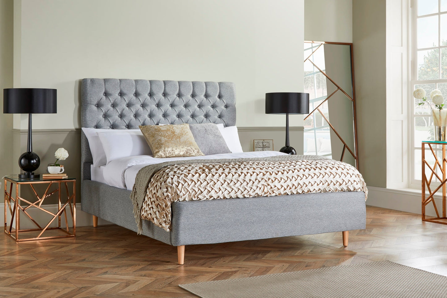 Lennon Upholstered bed with Chesterfield headboard